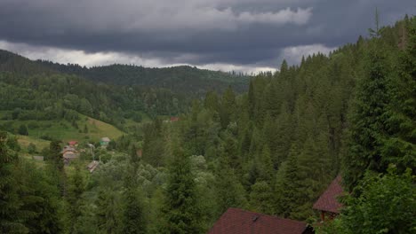 Berge-In-Wolken,-Blick-Von-Der-Drohne-über-Den-Wolken-Des-Bergdorfes